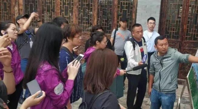 “坐着婴儿车进课堂上课？早教受热捧 监管须跟上”