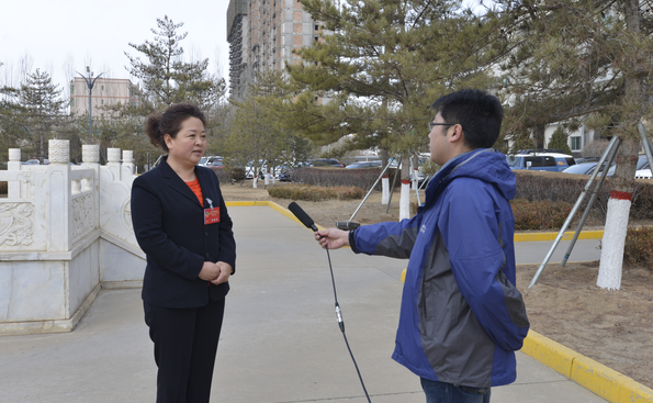 “辅导功课压力大家长退群引热议 专家：家庭教育与学校教育应各尽其责”