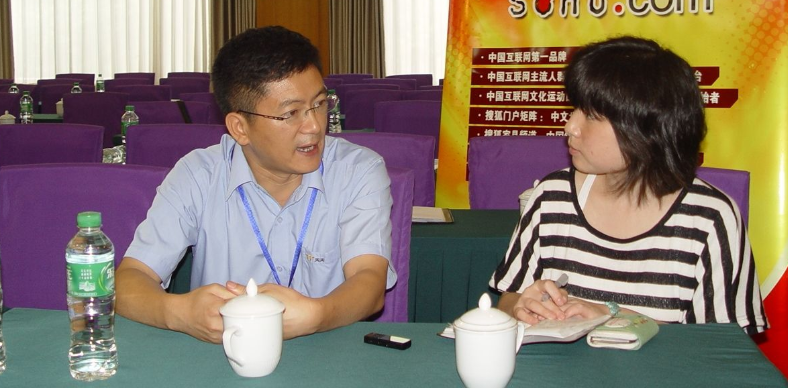 “天津理工大学聋人工学院英语教师李子刚：他用手语教英语 让听障生过四级”